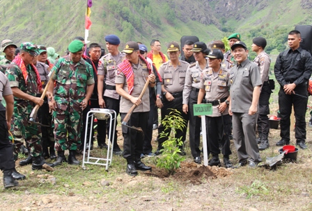 Pangdam I/BB Mayjen TNI Lodewyk Pusung dan Kapolda Sumut Irjen Pol Dr H. Rycko Amelza Dahniel beserta seluruh undangan dan masyarakat setempat, melakukan penanaman pohon di sekitar kawasan Danau Toba di Desa Tongging. SUMBER/pardi simalango