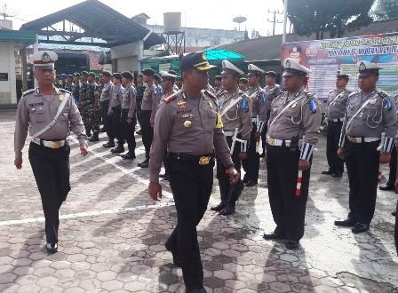 Kapolres Karo AKBP Rio Nababan memeriksa kesiapan pasukan Operasi Zebra Toba yang terdiri Polri, Dishub dan Satpol PP saat gelar pasukan di Mapolres Karo, Rabu (16/11/2016). SUMBER/pardi simalango