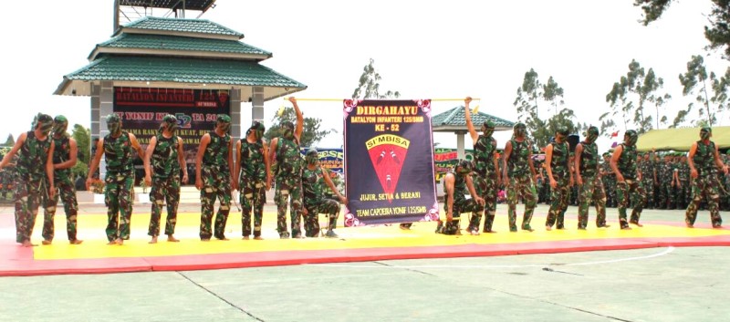 Atraksi bela diri militer Yongmoodo dan Capoeira meriahkan HUT ke-52 Yonif 125/Si’mbisa d Mako Yonif 125/Si’mbisa Kabanjahe, Senin (28/11/2016). SUMBER/pardi simalango