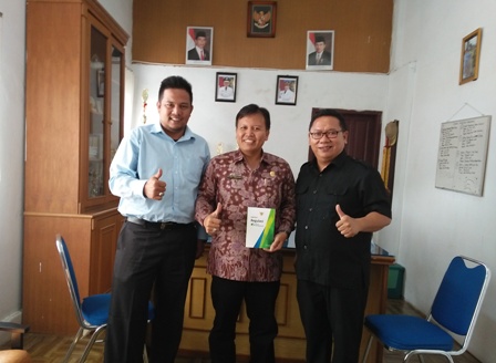 Camat Kabanjahe Gelora Fajar Purba SH (tengah) berfoto bersama Kepala Kantor Cabang Perintis BPJS Ketenagakerjaan Kabupaten Karo, Sanco Simanullang ST MT (kanan) dan Ricky Fernandes Pardede (kiri). SUMBER/pardi simalango