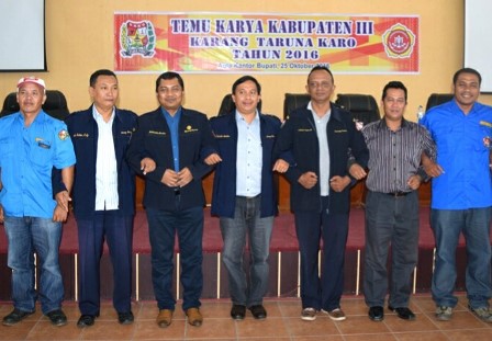 Pengurus Karang Taruna Provinsi Sumut dan Ketua Karang Taruna Kabupaten Karo terpilih, Hendra Mitcon Purba ST M.Si serta panitia, berfoto bersama usai pelaksanaan Temu Karya Kabupaten III Karang Taruna Karo tahun 2016 di Aula Kantor Bupati Karo, Selasa (25/10/2016). SUMBER/pardi simalango