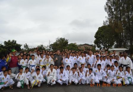 Bupati Karo, Terkelin Brahmana SH berfoto bersama para atlet Karate. SUMBER/pardi simalango