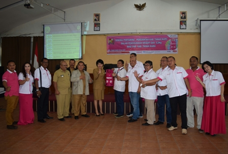 Sekdakab Karo dr. Saberina br Tarigan MARS saat menerima gas LPG isi 5,5 Kg jenis Bright Gas dari SEE PT. Pertamina Wilayah II Sumatera Utara Hanggowo Wicaksono. SUMBER/pardi simalango
