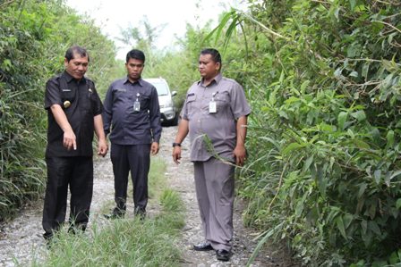 Bupati Karo Terkelin Brahmana SH saat meninjau ring road Kabanjahe. SUMBER/pardi simalango
