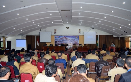 Para pejabat eselon II dan III Pemkab Karo saat mengikuti acara sosialisasi pencegahan korupsi dan pengendalian gratifikasi yang dilaksanakan oleh KPK di Aula Kantor Bupati Karo, Selasa (29/11/2016). SUMBER/pardi simalango