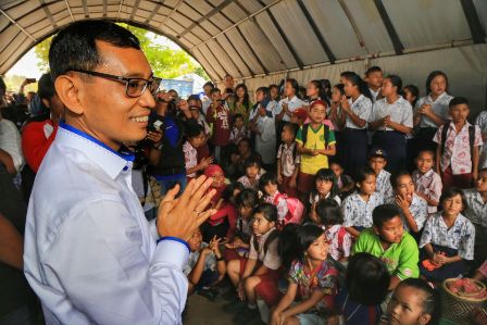 Bupati Simalungun JR Saragih bersama pengungsi Sinabung saat merayakan ulang tahun di posko pengungsi Simpang Enam Kabanjahe. SUMBER/net