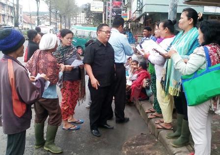 Kepala BPJS Ketenagakerjaan Kantor Cabang Perintis Karo, Sanco Simanullang ST MT (baju hitam) saat mensosialisasikan program BPJS Ketenagakerjaan kepada para petani Aron. SUMBER/pardi simalango