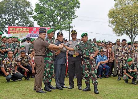 Bupati Karo Terkelin Brahmana SH, Dandim 0205/TK Letkol (Inf) Agustatius Sitepu, Kapolres AKBP Rio Nababan, Danyon 125/ Simbisa Mayor Robinson Tallu Padang dan perwakilan Kejaksaan Negeri Karo saat salam komando pertanda kompak dan sinergis. SUMBER/pardi simalango