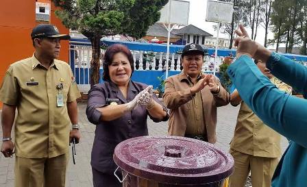 Wakil Bupati Karo Cory Sriwaty Sebayang saat kampanye Hari Cuci Tangan Pakai Sabun Sedunia di SDN 040446 Kabanjahe, Senin (17/10/2016). SUMBER/pardi simalango