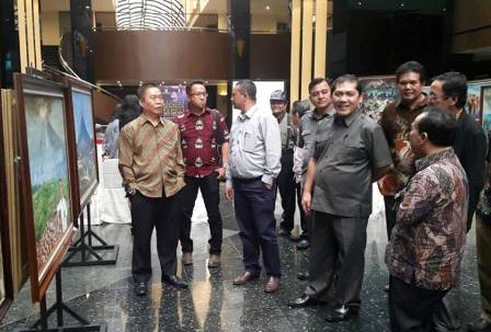 Bupati Karo Terkelin Brahmana SH saat melihat lukisan tentang Gunung Sinabung dalam acara Pameran Lukisan dan Fotografi (Seniman Peduli Sinabung) untuk Kemanusiaan di Uniland Plaza Medan. SUMBER/pardi simalango