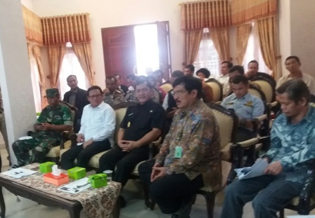 Deputi BPKP Bidang Polsoskam PMK Pusat Dr. Binsar H. Simanjuntak (kedua kanan) bersama Bupati Karo Terkelin Brahmana SH (tengah) saat menggelar pertemuan di rumah dinas Bupati Karo, Rabu (2/11/2016). SUMBER/pardi simalango