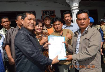 Bupati Karo Terkelin Brahmana SH saat memberikan bantuan secara simbolis kepada pengungsi Sinabung. SUMBER/pardi simalango