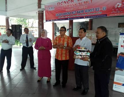 Kacab Bank Sumut Kabanjahe Muhammad Zaini bersama Bupati Karo Terkelin Brahmana SH saat menggelar aksi donor darah. SUMBER/pardi simalango