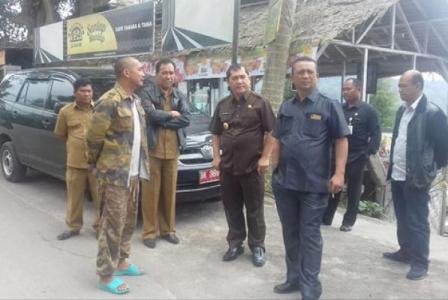 Bupati Karo Terkelin Brahmana SH saat meninjau situasi kawasan wisata Bukit Gundaling Berastagi. SUMBER/pardi simalango