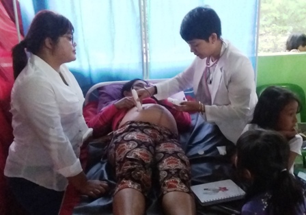 Pemilik klinik, Maria Melda br Sinaga SKM (kiri) bersama dr. Elviyanti Tarigan (kanan) melakukan pemeriksaan kesehatan terhadap ibu hamil. SUMBER/pardi simalango