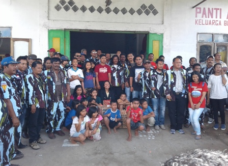 Keluarga Besar IPK Kabupaten Karo saat menggelar Safari Natal di Panti Asuhan Keluarga Bunga Bakung, Sabtu (17/12/2016). SUMBER/pardi simalango