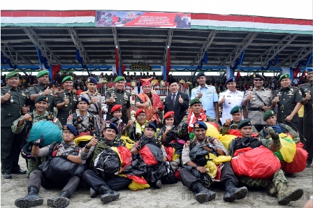 Pangkostrad Letjen TNI Edy Rahmayadi berfoto bersama penerjun. SUMBER/dok