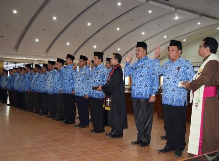 Para pejabat eselon II Pemkab Karo mengucapkan sumpah janji jabatan saat dilantik di Aula Kantor Bupati Karo, Rabu (28/12/2016). SUMBER/pardi simalango