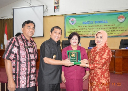 Bupati Karo Terkelin Brahmana SH memberikan cenderamata kepada Ketua Dharma Wanita Kemendesa, PDT dan Transmigrasi RI Istiqomah Anwar Sanusi. SUMBER/pardi simalango