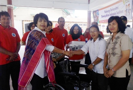 Sekdakab Karo, dr. Saberina br Tarigan MARS memberikan bantuan kursi roda dan peralatan pembantu bagi kaum difabel kepada perwakilan Alpha Omega. SUMBER/pardi simalango
