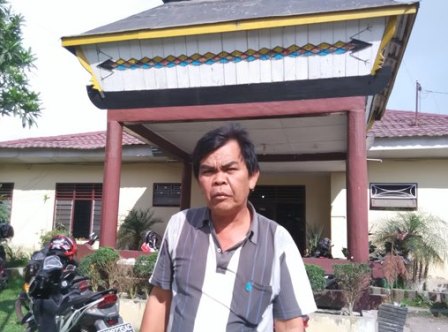 Sekarang Sembiring saat memberikan keterangan di depan Kantor PUD Karo, Senin (19/12/2016). SUMBER/pardi simalango