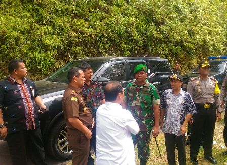 Bupati Karo Terkelin Brahmana SH bersama Forkopimda Karo saat meninjau areal Taman Hutan Raya Bukit Barisan, di jalan tembus Karo - Langkat. SUMBER/pardi simalango