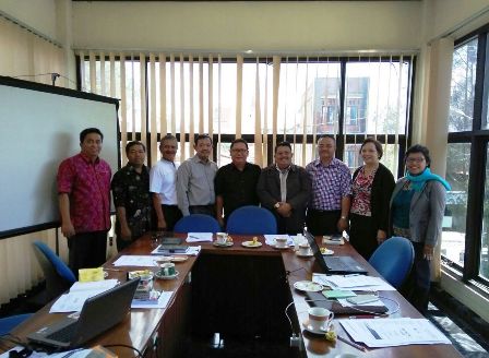 Ketua Umum Moderamen GBKP, Pdt. Agustinus Pengarapen Purba STh MA (keempat kiri) dan Kepala KCP BPJS Ketenagakerjaan Kabupaten Karo, Sanco Manullang ST MT (tengah) bersama sejumlah pengurus GBKP dan BPJS Ketenagakerjaan Kabupaten Karo saat menggelar pertemuan di Kantor Pusat Moderamen GBKP Jalan Kapten Pala Bangun Kabanjahe. SUMBER/dok