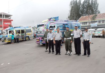 Kadishub Karo, Drs. Lesta Karo-Karo bersama petugas gabungan saat melakukan penertiban bus ilegal di Terminal Kabanjahe beberapa waktu lalu. SUMBER/dok