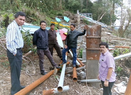 Sejumlah anggota DPRD Karo diantaranya Jhon Karya Sukatendel (kiri), Amri Tarigan (kanan), Edy Wijaya Sembiring (kedua kiri), Monni Pandia (tengah) dan Ketua DPD LSM Gempita Kabupaten Karo Robinson Purba (kedua kanan), saat melakukan sidak ke proyek pembuatan tugu Mejuah-juah yang ambruk di kawasan Penatapan Doulu, Rabu (1/2/2017). SUMBER/pardi simalango