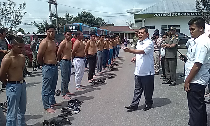 Bupati Karo Terkelin Brahmana SH bersama Wakil Bupati Karo Cory Sriwati Sebayang didampingi Kakan Satpol PP Pemkab Karo Drs. Perlindungen Karo-Karo, saat memberikan bimbingan dan pengarahan kepada para pelajar yang terjaring operasi kasih sayang. SUMBER/dok