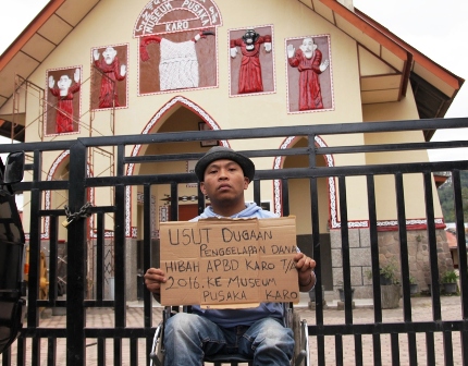 Penggiat seni Karo, Elias Pranata Purba, menggelar demo tunggal di depan Museum Pusaka Karo. Ia menuntut pihak berwajib mengusut tuntas dugaan penyelewengan APBD Karo TA 2016. SUMBER/dok